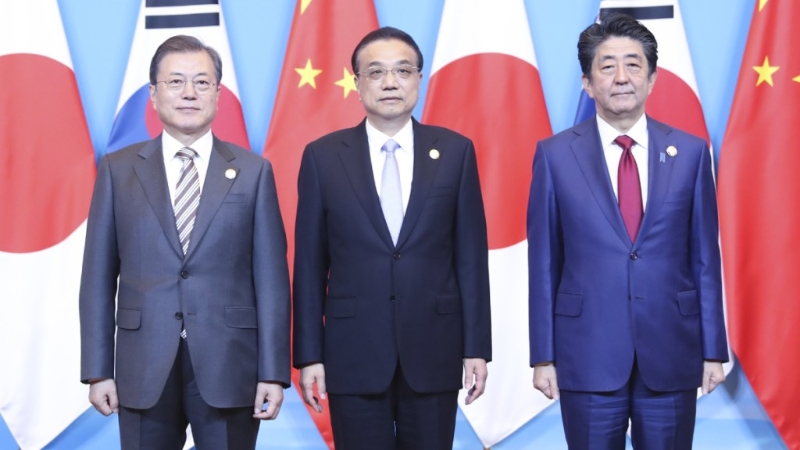 中日韩领导人会议2019年年底在成都举行。中国总理李克强和日本首相安倍晋三已经去世。资料图片