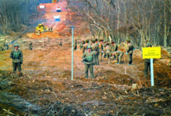 朝鲜在江原道铁原郡箭头高地的道路埋设地雷。 韩国国防部图片