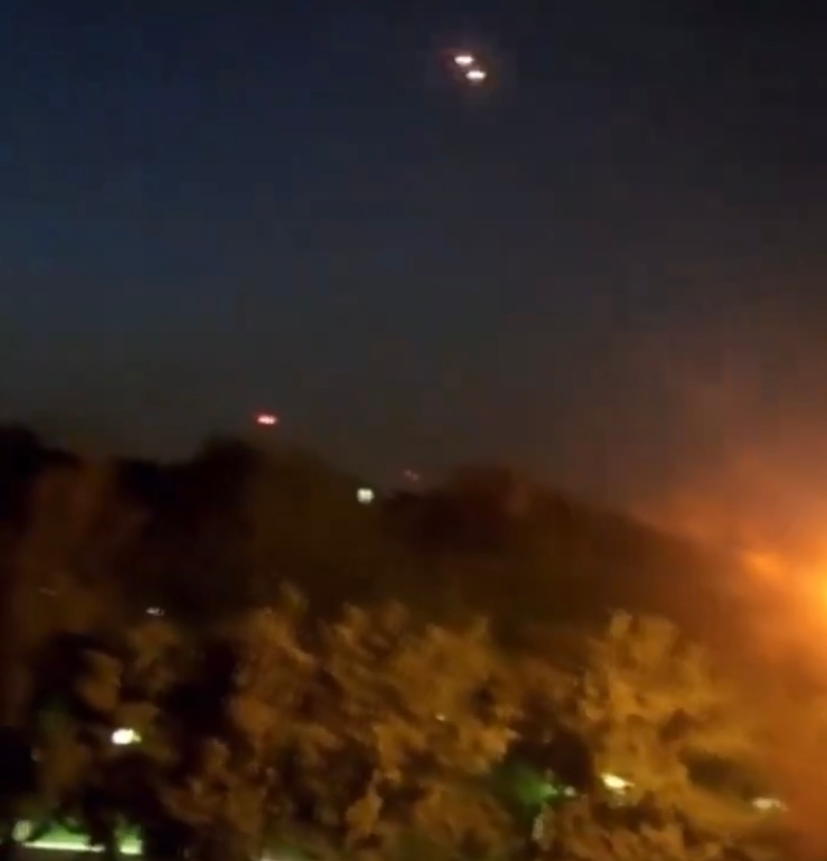 网传影片指伊朗伊斯法罕和纳坦兹附近被以军轰炸，天空中火光闪动。