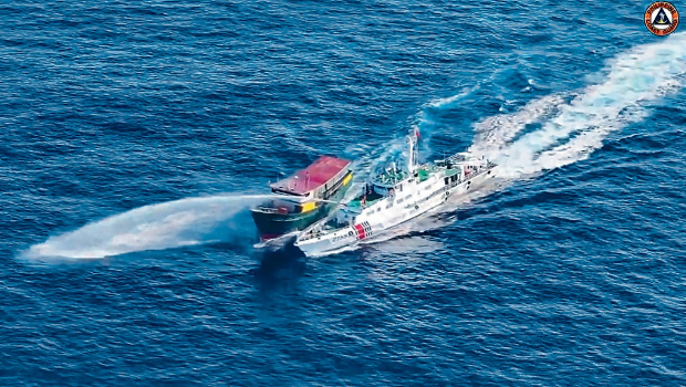 中菲船只在仁爱礁海域发生擦撞。