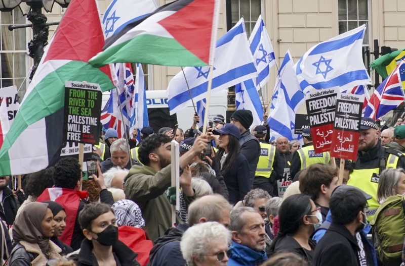 伦敦滑铁卢广场出现支持以色列与支持巴勒斯坦的游行