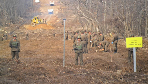 朝鲜士兵在韩朝非军事区（DMZ）内的某次行动中被拍到