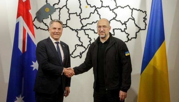 澳大利亚国防部长马尔斯（左）与乌克兰总理什梅加尔（右）