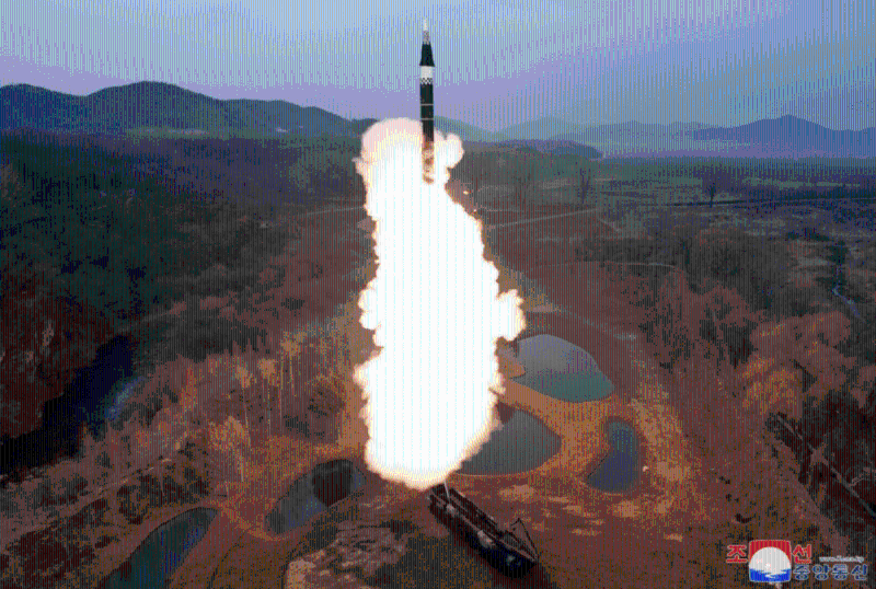 朝鲜早前试射一枚中长程固体燃料高超音速导弹。