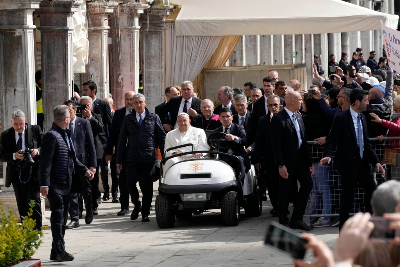 教宗方济各以高尔夫球车代步。